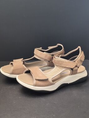 Clarks Wave Walk 2.0 Skip Women's Tan Walking Sandals,Size 8.5 M.